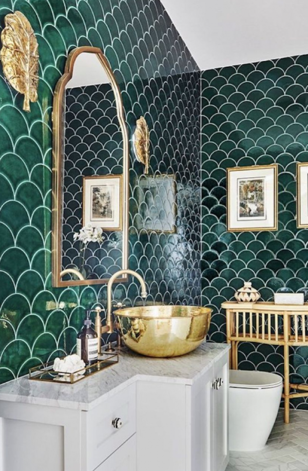 Kamar mandi dengan desain art deco dan sentuhan glamor